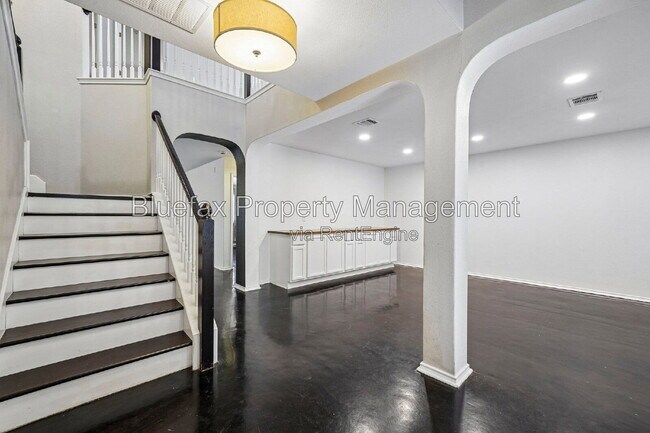 Building Photo - 315 Hollow Grove