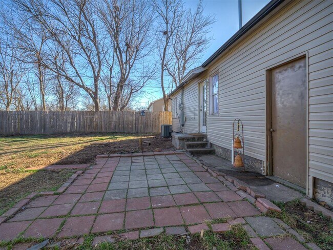 Building Photo - 211 W Dale St