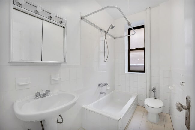 Building Photo - 340 W 86th St