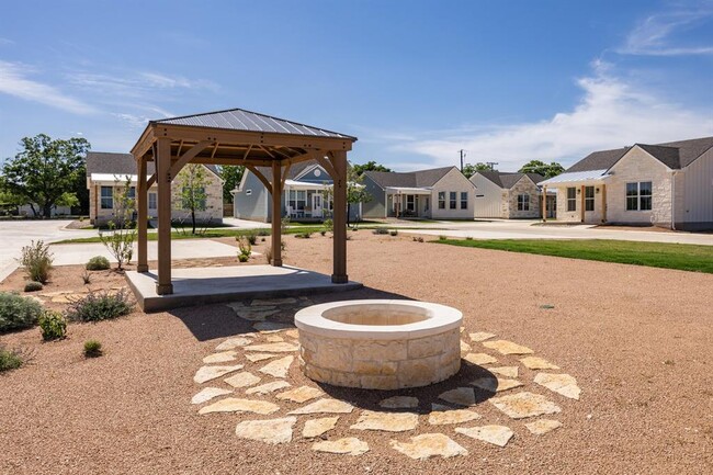 Building Photo - 802 S Creek St