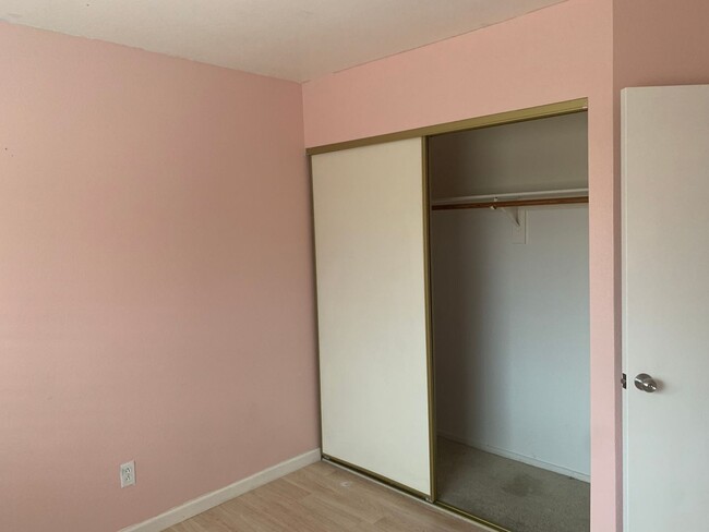 Building Photo - 3 Bedroom/2 Bathroom home has spacious lan...