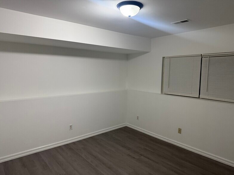 Building Photo - 122 Jeffrey St