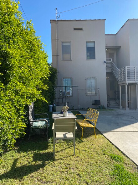 Shared Backyard - 429 N Stanley Ave