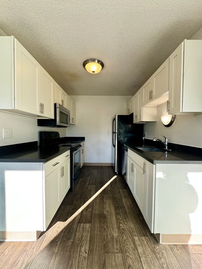 Building Photo - **$750 DEPOSIT + FREE FIRST MONTH'S RENT**Updated Top Floor Unit in Creston-Kenilworth Neighborho...