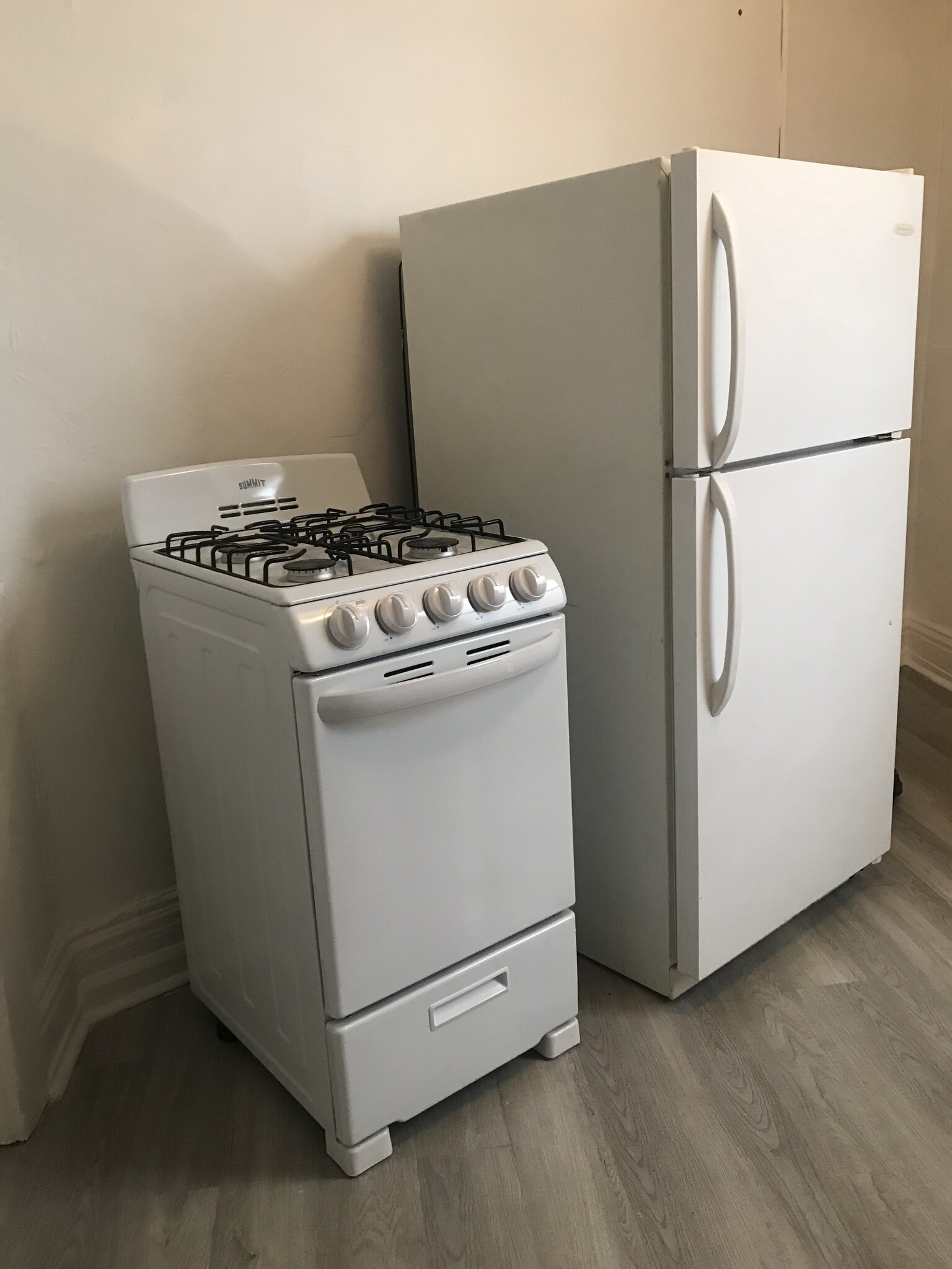 Gas range, refrigerator - 2213 5th Ave