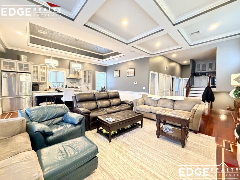 Building Photo - 642 E 3rd St