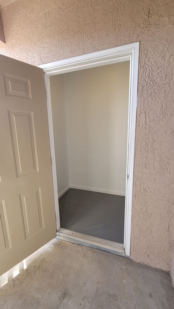 Building Photo - The Villas Condominiums  2/2 AVAILALBE NOW!