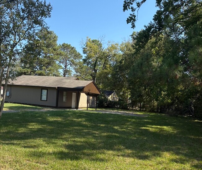 Building Photo - 3879 Southmont Dr
