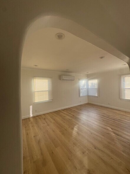 Building Photo - 9924 Rosewood Ave.