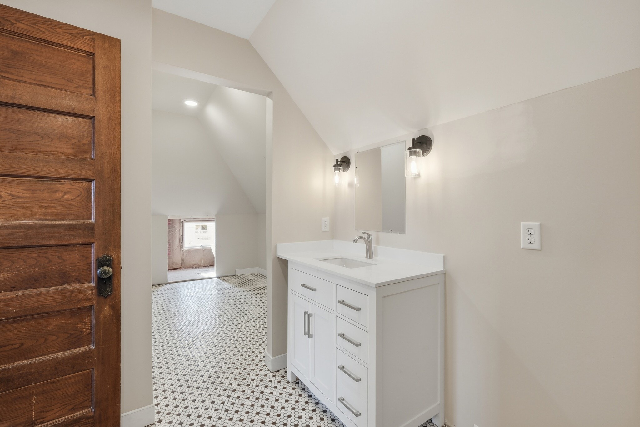 Building Photo - 808 W Main St