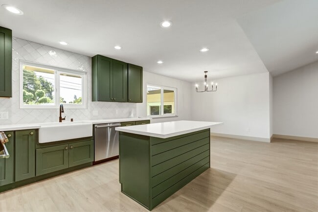 Building Photo - High-End 4-Bedroom Retreat | Designer Kitchen | Resort-Style Backyard & Pool!