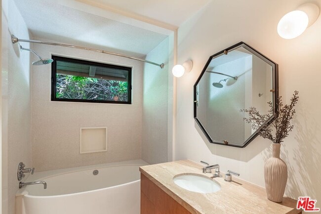 Building Photo - 400 Toyopa Dr