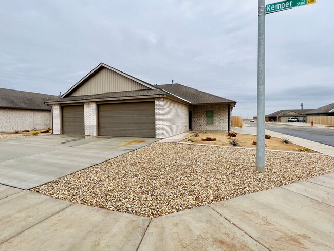 Building Photo - 3/2/2 Duplex in Northwest Lubbock