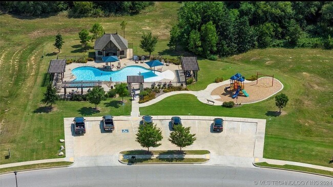 Building Photo - Welcome to this exceptionally well maintained like new home located in the Estates at Morrow Place