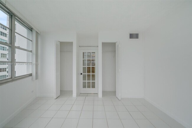 Building Photo - 801 Brickell Bay Dr