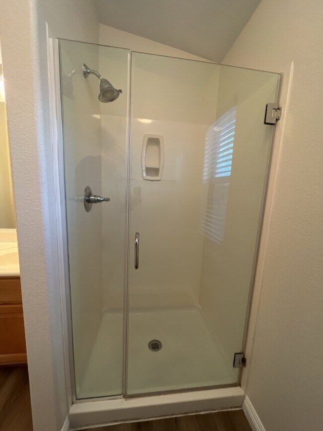 Building Photo - SPACIOUS 3-BEDROOM 2 1/2 BATH TOWNHOME IN GATED COMMUNITY