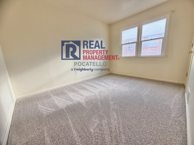 Building Photo - 3 Bedroom 1 Bath Apartment - newly remodeled