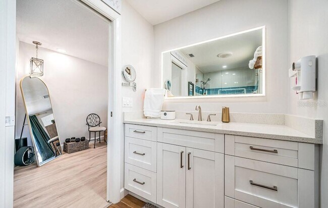 Building Photo - 2180 Dolphin Blvd S