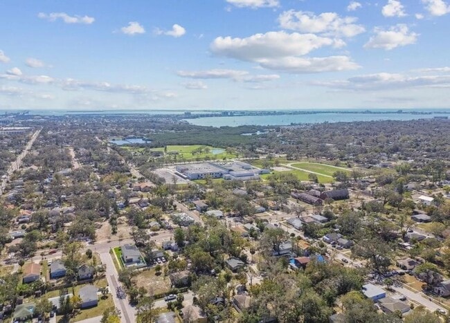 Building Photo - Housing Voucher Accepted: Charming 4-Bedroom Home in Saint Petersburg