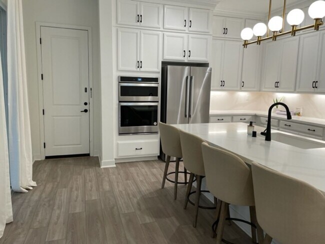 Building Photo - Stunning 3 bedroom 3 bath home in the Grea...