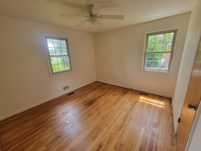 Building Photo - 1003 White Pine Dr