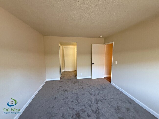 Building Photo - 5863 Hillview Ave
