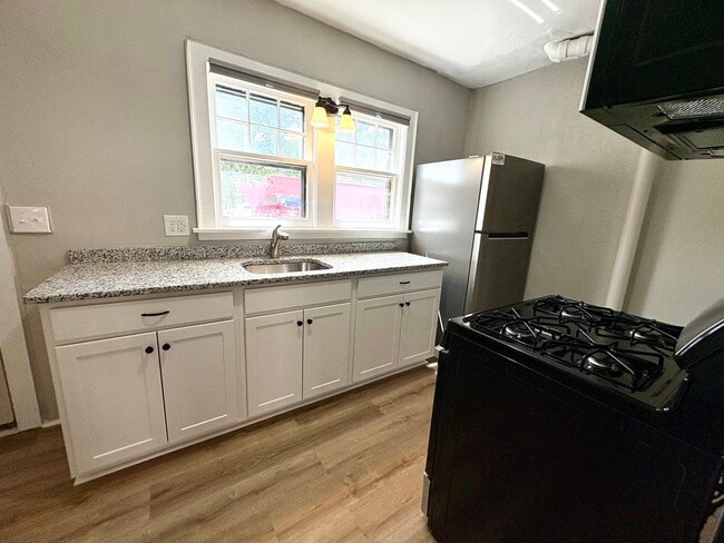 Building Photo - 3 Bedroom 1 Bathroom in York with Sunroom,...