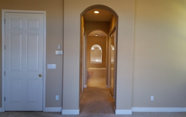 Building Photo - RARE ONE STORY EXECUTIVE HOME IN GATED COM...