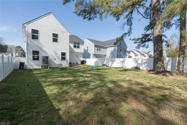 Building Photo - 1536 Beekman St