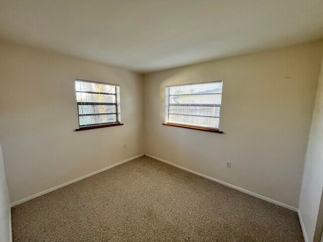Building Photo - 2244 Shelby Dr
