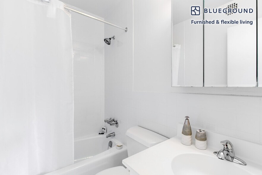 Building Photo - 250 W 19th St