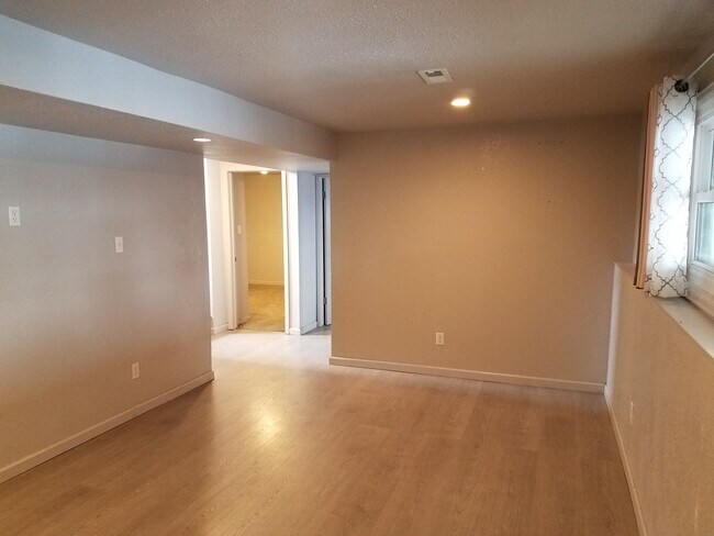 Building Photo - House For Lease