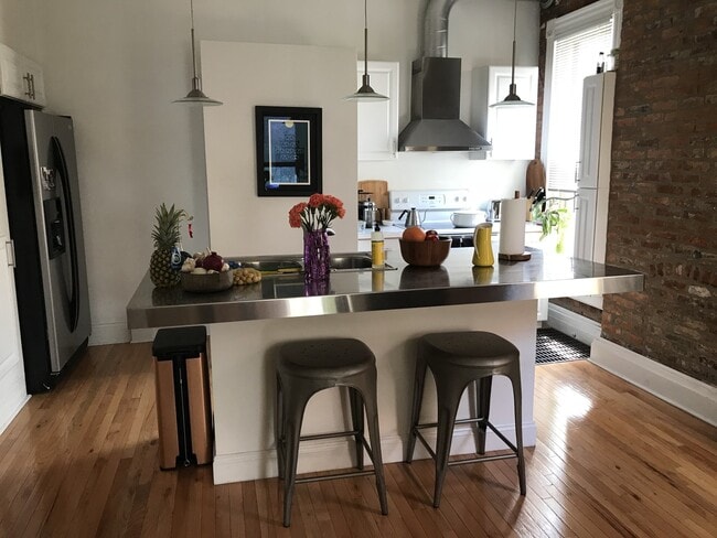 Building Photo - 111 E Blenkner St