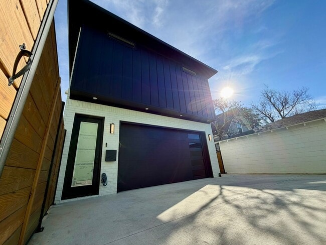 Building Photo - ***611 SW 2nd Street***