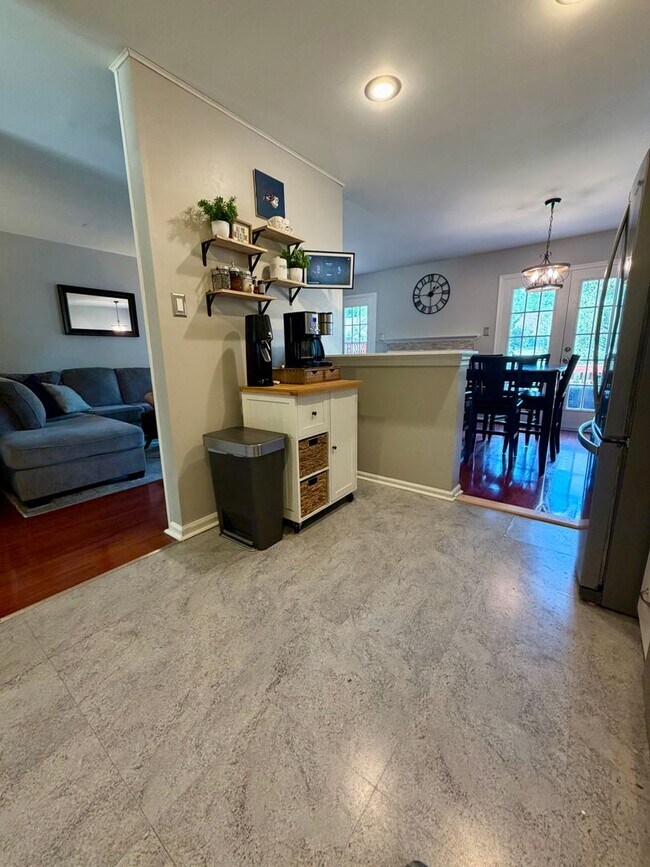 Building Photo - Stunning 3-Bedroom Townhome Nestled in Andorra Woods! Available mid-August!
