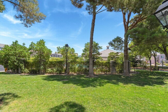 Building Photo - 3 Bedroom, 2 bathroom, 2 Car Garage Home i...