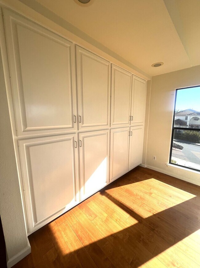 Building Photo - Charming 2-story home in Pismo Beach