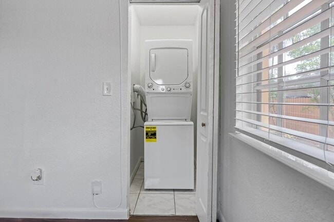 Building Photo - 2 bedroom in North Miami FL 33150
