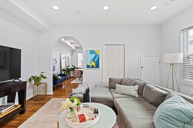 Building Photo - Amazing Anacostia Abode!
