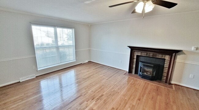 Building Photo - 3 Bed / 3 Bath Single Family Home