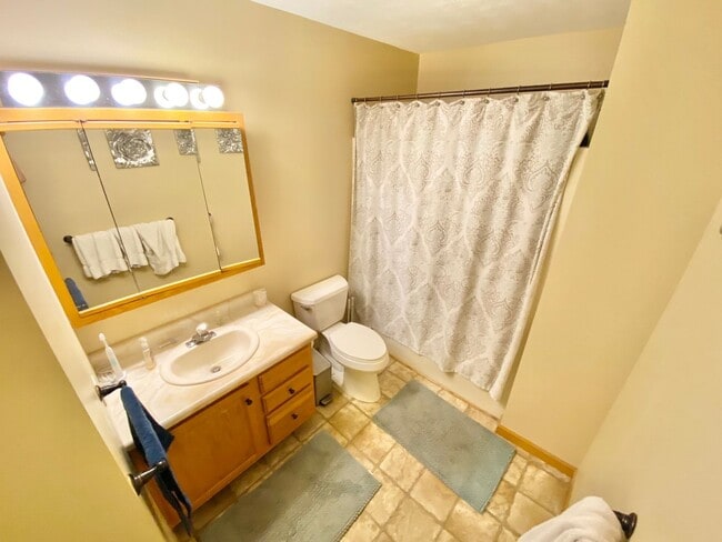 Building Photo - 3 Bedroom Apartment in Home VT Available 8/1!
