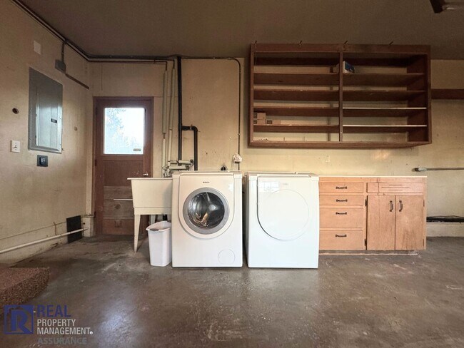 Building Photo - Charming 4 bedroom Rambler!