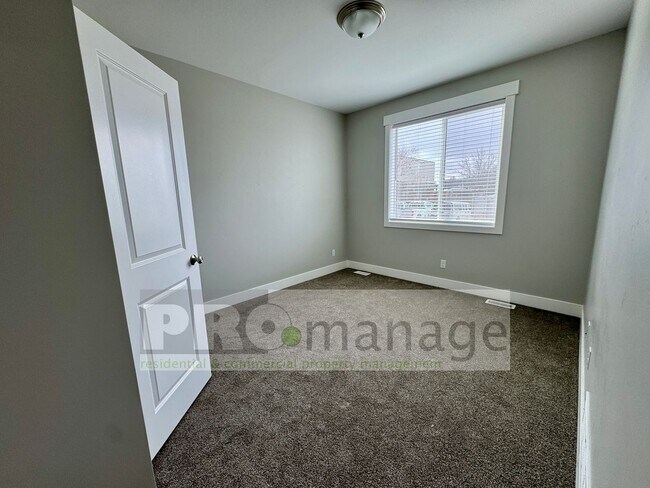 Building Photo - Near New - 2 Bed, 1 Bath Apartment