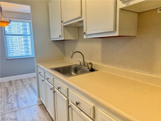 Building Photo - 11850 Edgewater Dr