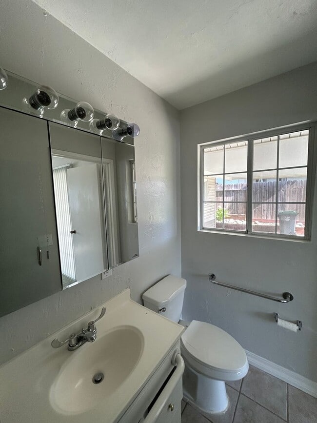 Building Photo - NICE OLDER HOME IN ESTABLISHED AREA