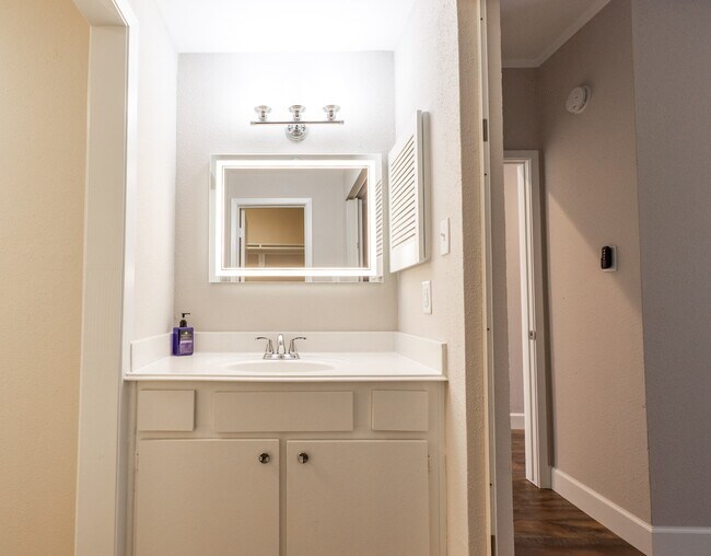 Building Photo - 401 Lakeside Ln