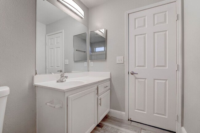 Building Photo - 6469 Abbey Door Ct