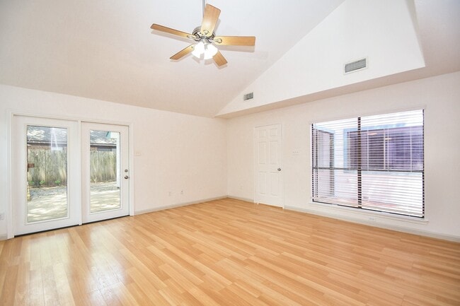 Building Photo - 15803 Lakedale Dr