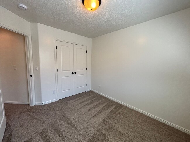Building Photo - SPACIOUS TOWNHOME AVAILABLE FOR RENT