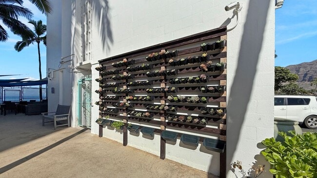 Building Photo - Ocean Front One Bedroom Condo Available at Makaha Beach Cabanas!